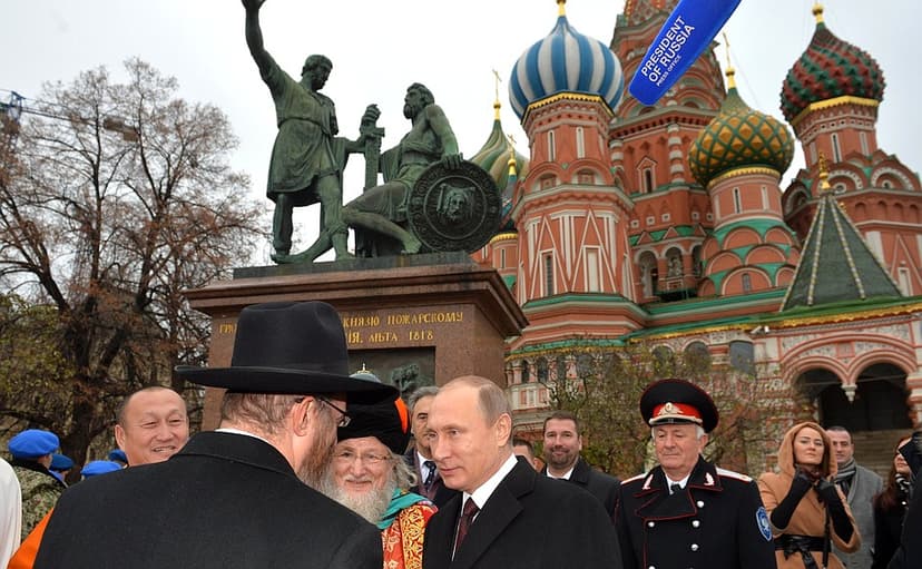 Vladimir Putin laid flowers at the monument to Kuzma Minin and ...