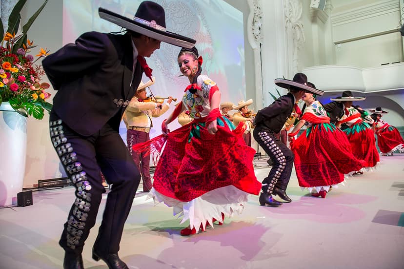 Dancers performing traditional Mexican dance | Dancers perfo… | Flickr
