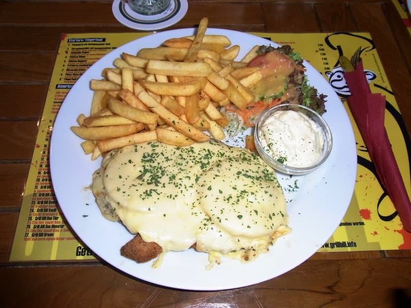 168 Schnitzel Hawaii | A Schnitzel topped with pineapple sl… | Flickr
