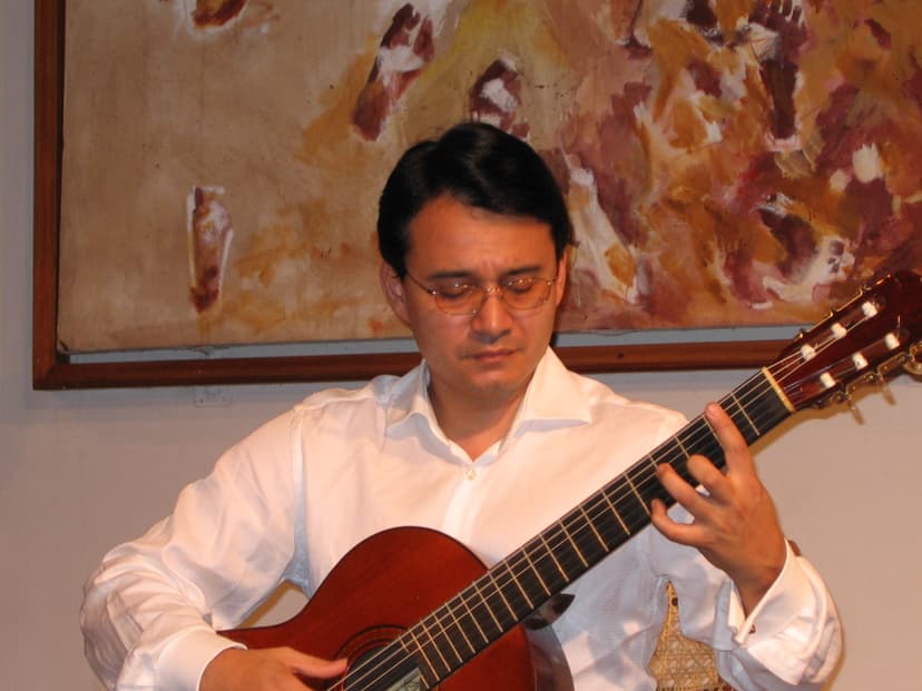 File:Walter Quevedo Osegueda solo performance..JPG - Wikimedia Commons