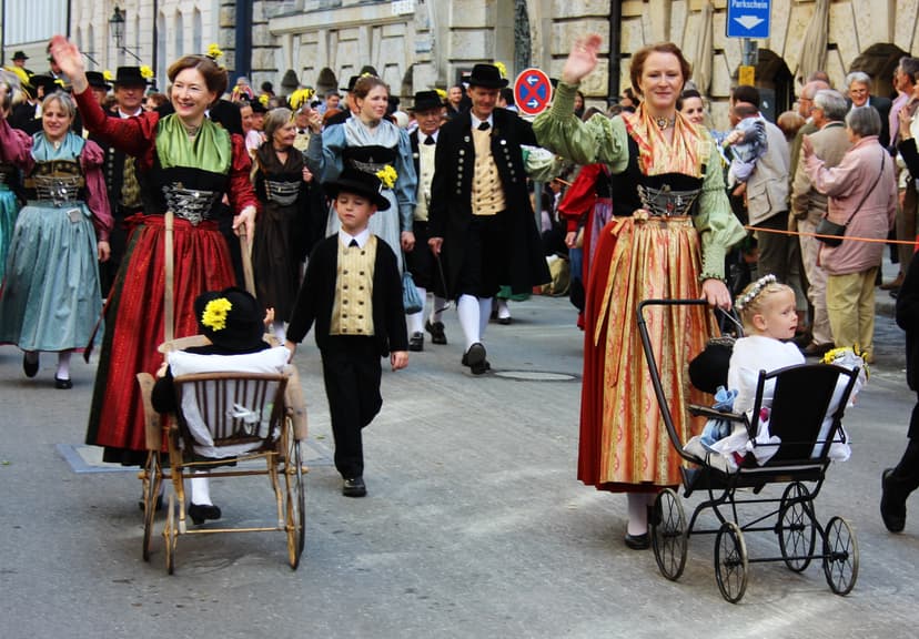 File:038 Trachtenumzug Kinderwagen.JPG - Wikimedia Commons